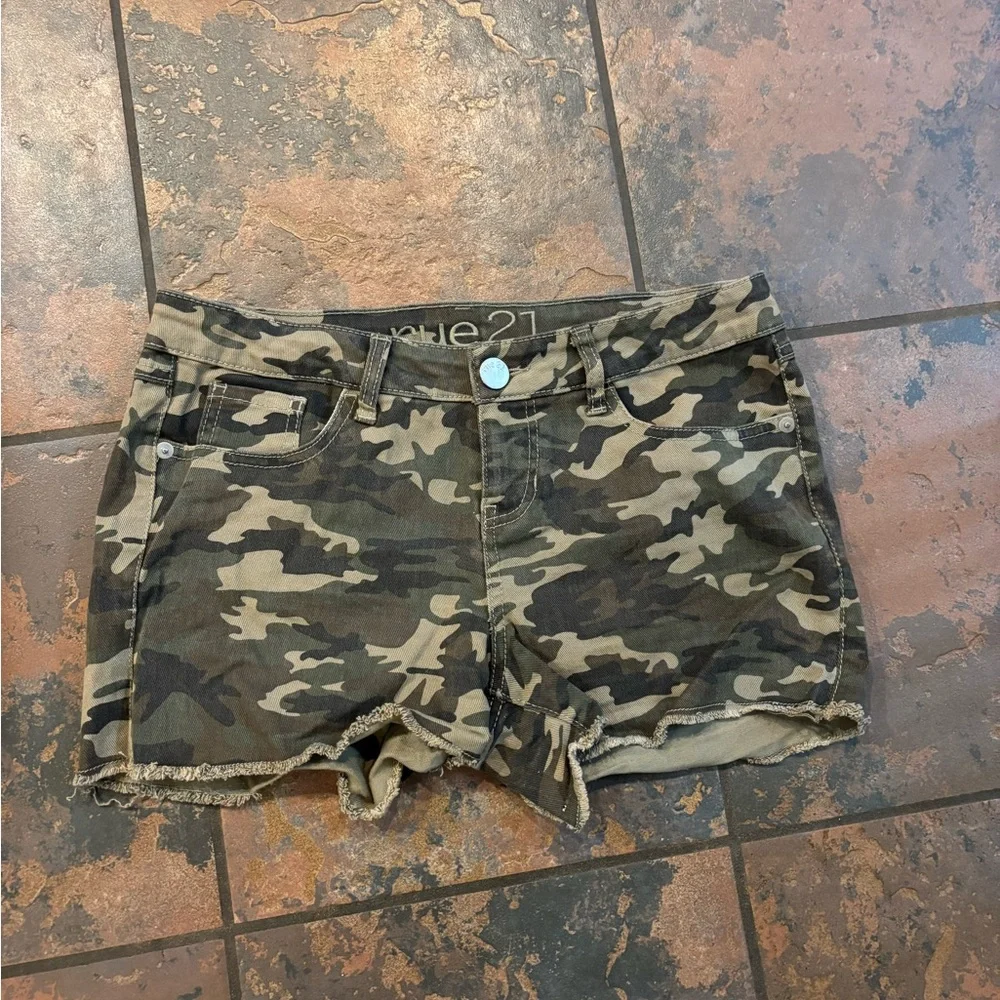 ⭐️Rue21 Women's Camo Jean Shorts - Picture 1 of 4